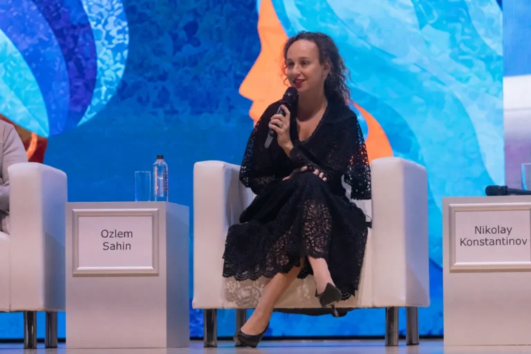 Özlem Şahin, Moskova’da Kapsayıcı Modanın Geleceğine Dikkat Çekti: BRICS+ Moda Zirvesi’nde Türkiye’yi Temsil Etti